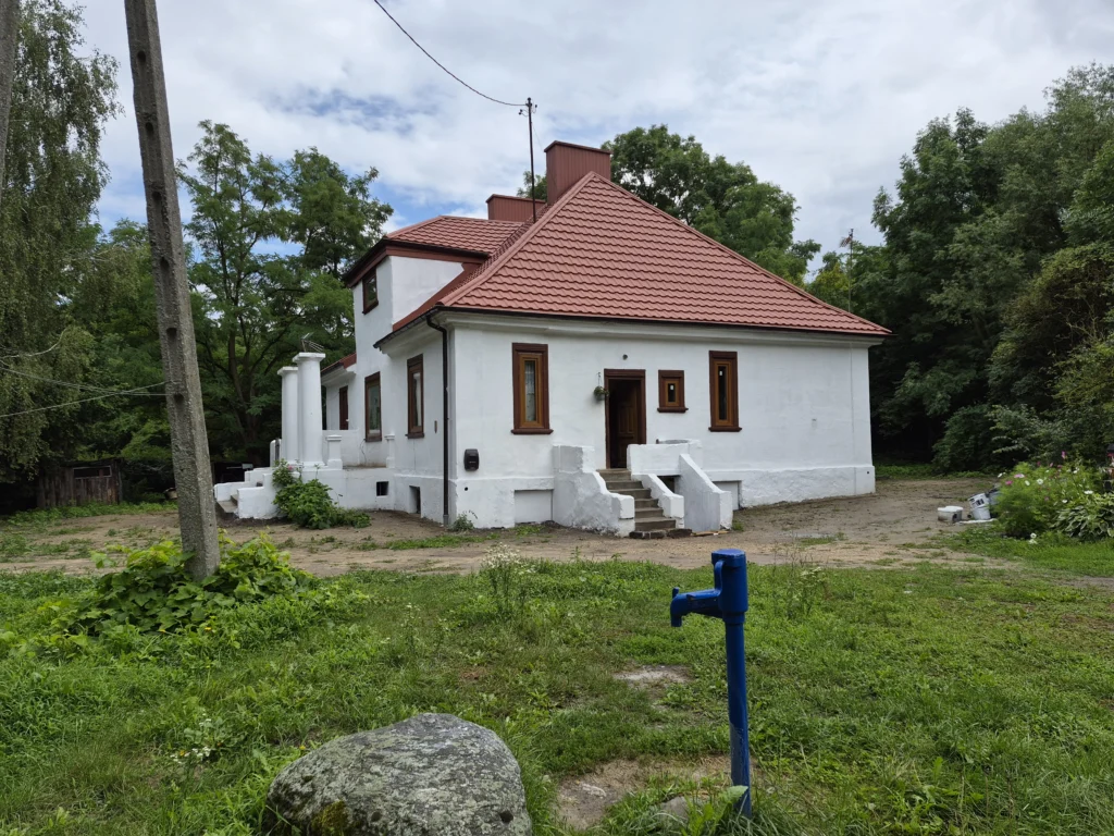 Odnowiony dom Oficjalisty w Poborzu – widok od frontu
